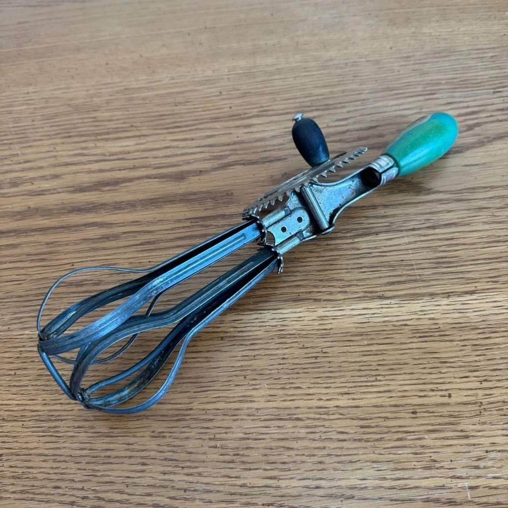 Vintage A&J Hand Crank Egg Beater Whisk Pat Oct 9 1923 USA Green Kitchen‎ Tool